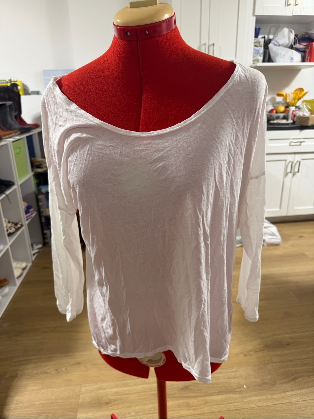 Women’s White Long-Sleeve Scoop Neck Top